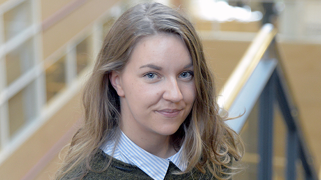 Bildet kan inneholde: kinn, leppe, smil, kjeve, øyevipper.