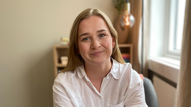 Bilde av intervjuobjekt - langt, blondt hår. Kontorlandskap i bakgrunnen.