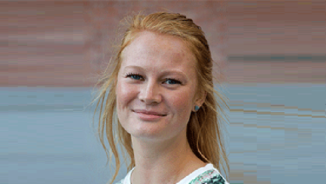 Bildet kan inneholde: person, hår, smil, hode, leppe.