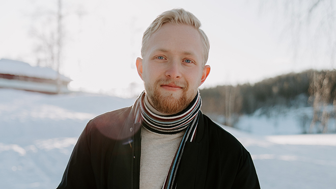 Bildet kan inneholde: leppe, himmel, skjegg, snø, flash-fotografering.