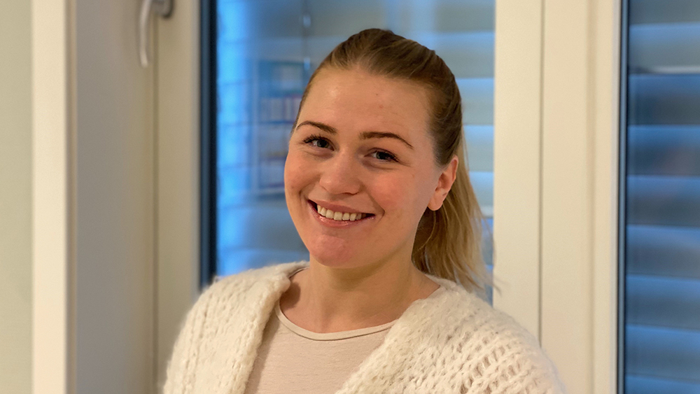 Bildet kan inneholde: person, smil, hud, hake, skulder.