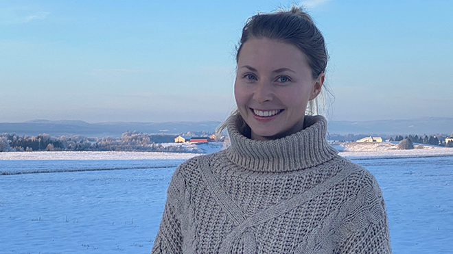 Bildet kan inneholde: person, hår, smil, vann, himmel.