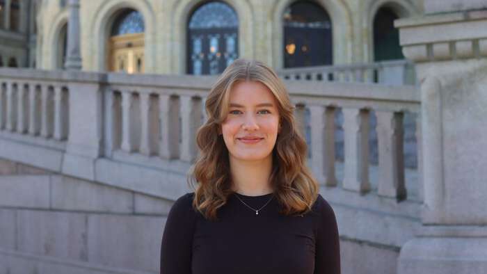 Bildet kan inneholde: smil, lykke, skjønnhet, ansiktsuttrykk, blond.