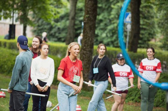 Studenter spiller rumpeldunk under studiestart.