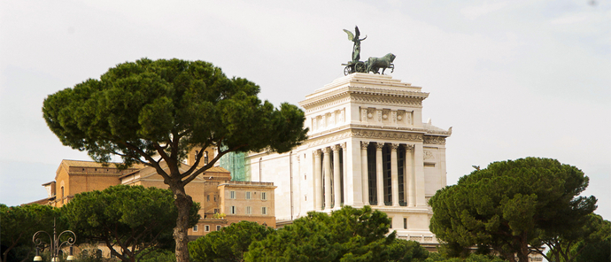 Victor Emmanuel II monument i Roma med trær foran
