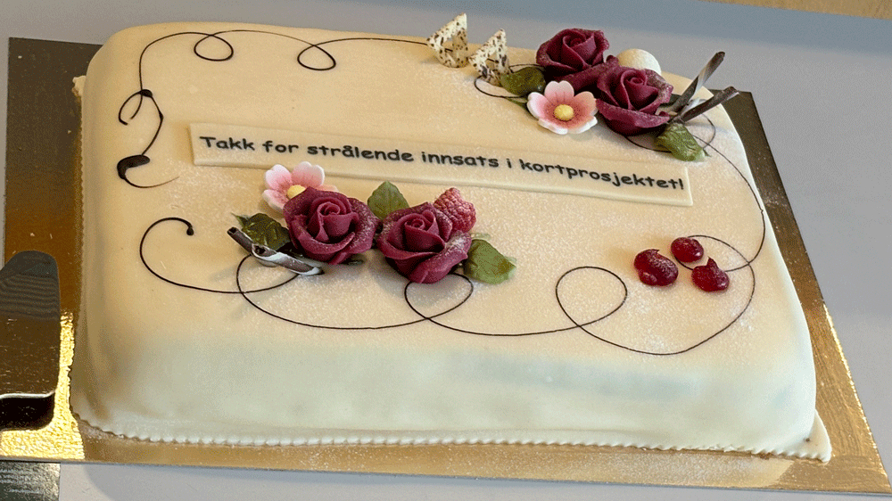 Marsipankake med blomster og teksten Takk for strålende innsats i kortprosjektet