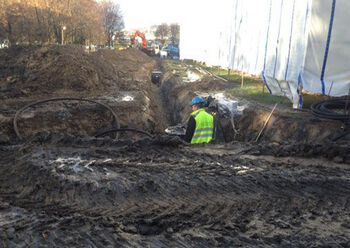 Utenfor skal det graves en brønnpark med 12 energibrønner som skal forsyne bygningen med varme. Dybden blir 250 meter.
