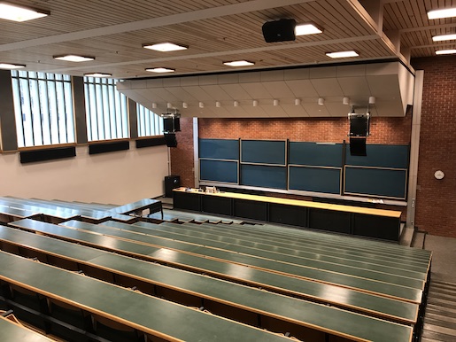 Bildet kan inneholde: tre, interiørdesign, gulvbelegg, gulv, hardtre.